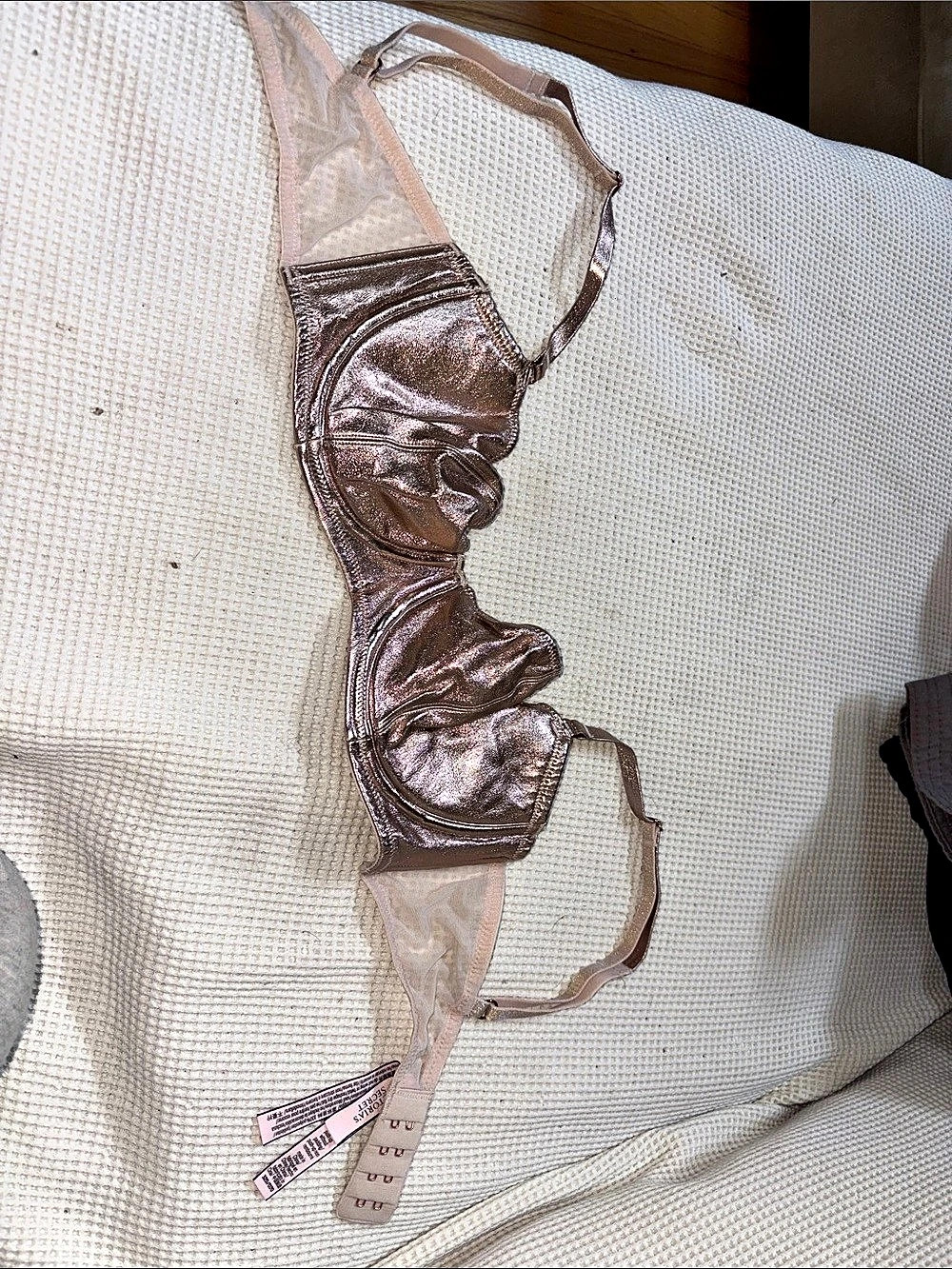 Victoria's Secret Metallic Rose Gold Underwire Bra in Pink